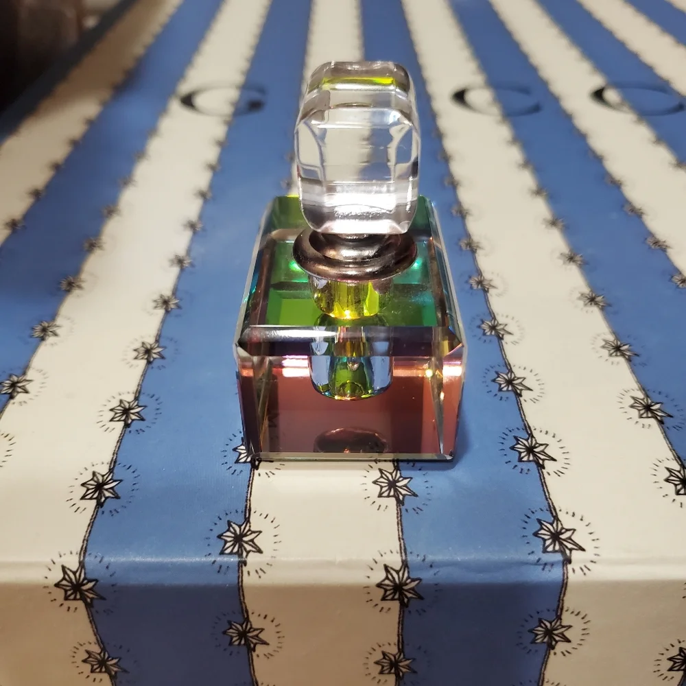 Soild crystal perfume bottle decor - Picture 2 of 2